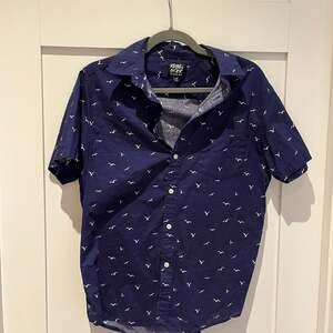 Rebel Star Men's Navy Blue All-Over Bird Print Short Sleeve Button Down Shirt